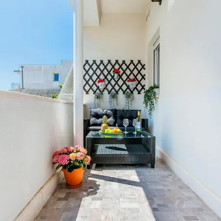 Firule Apartment-two Bedroom Urban Chic-prime Location-walk To Beach-free Parking