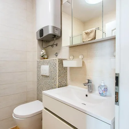 Firule Apartment-two Bedroom Urban Chic-prime Location-walk To Beach-free Parking *