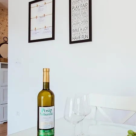 Firule Apartment-two Bedroom Urban Chic-prime Location-walk To Beach-free Parking