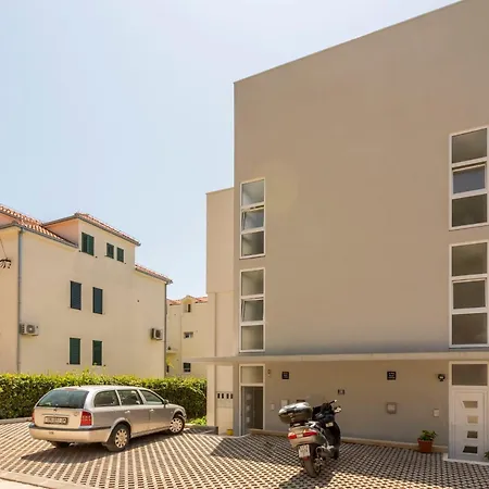 Апартаменты Beachside With Parking