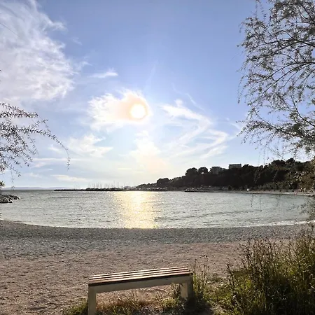 Апартаменты Beachside With Parking
