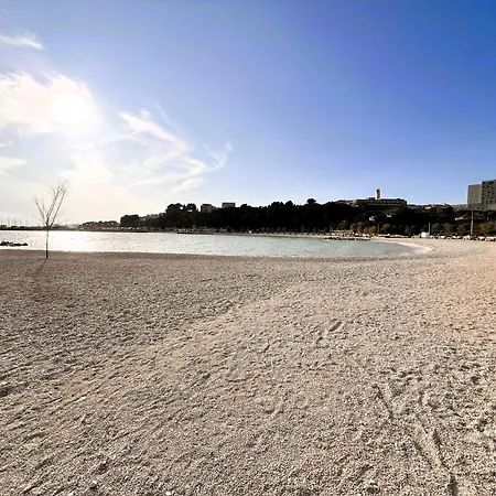 Firule Apartment-two Bedroom Urban Chic-prime Location-walk To Beach-free Parking 公寓 斯普利特