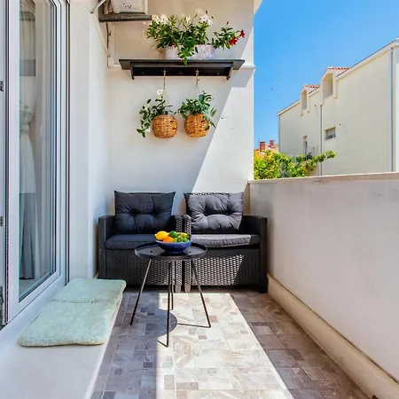 Апартаменты Beachside With Parking
