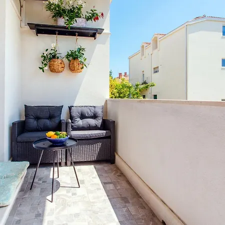 Beachside With Parking Апартаменты *