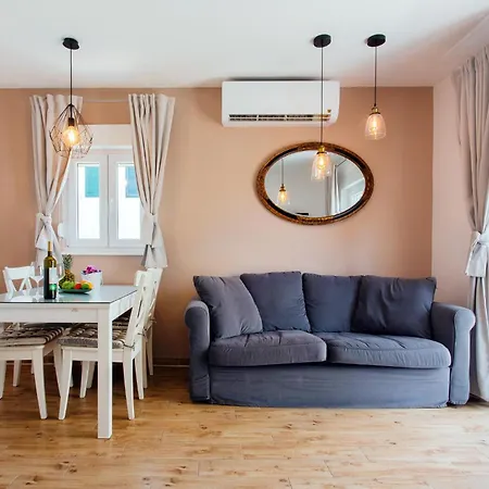 Firule Apartment-two Bedroom Urban Chic-prime Location-walk To Beach-free Parking 斯普利特