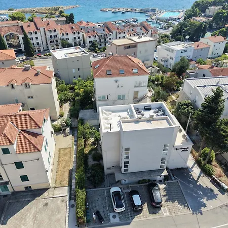 Beachside With Parking Апартаменты *
