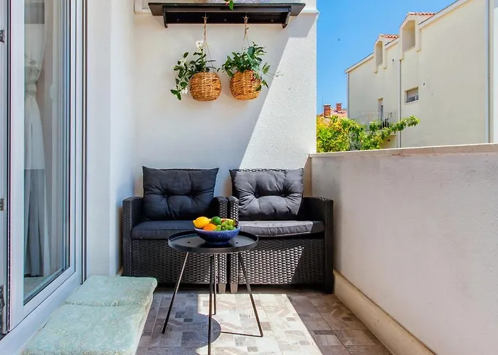 Apartman Firule Apartment-two Bedroom Urban Chic-prime Location-walk To Beach-free Parking