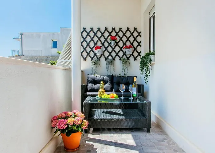 Firule Apartment-two Bedroom Urban Chic-prime Location-walk To Beach-free Parking