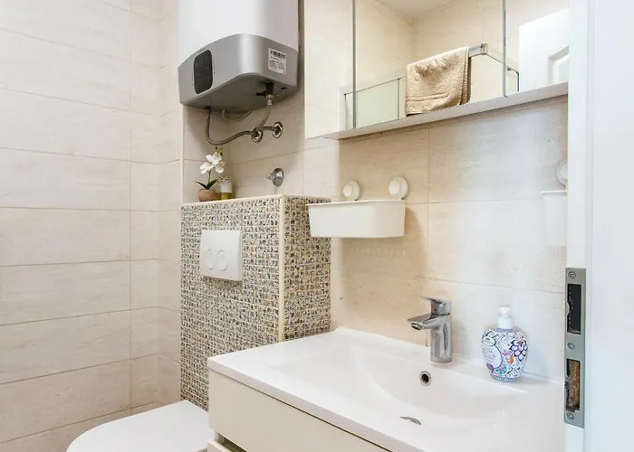 Firule Apartment-two Bedroom Urban Chic-prime Location-walk To Beach-free Parking *